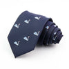 Corbata de seda jacquard azul marino con pequeños patrones de cisne plateado-azul doblada
