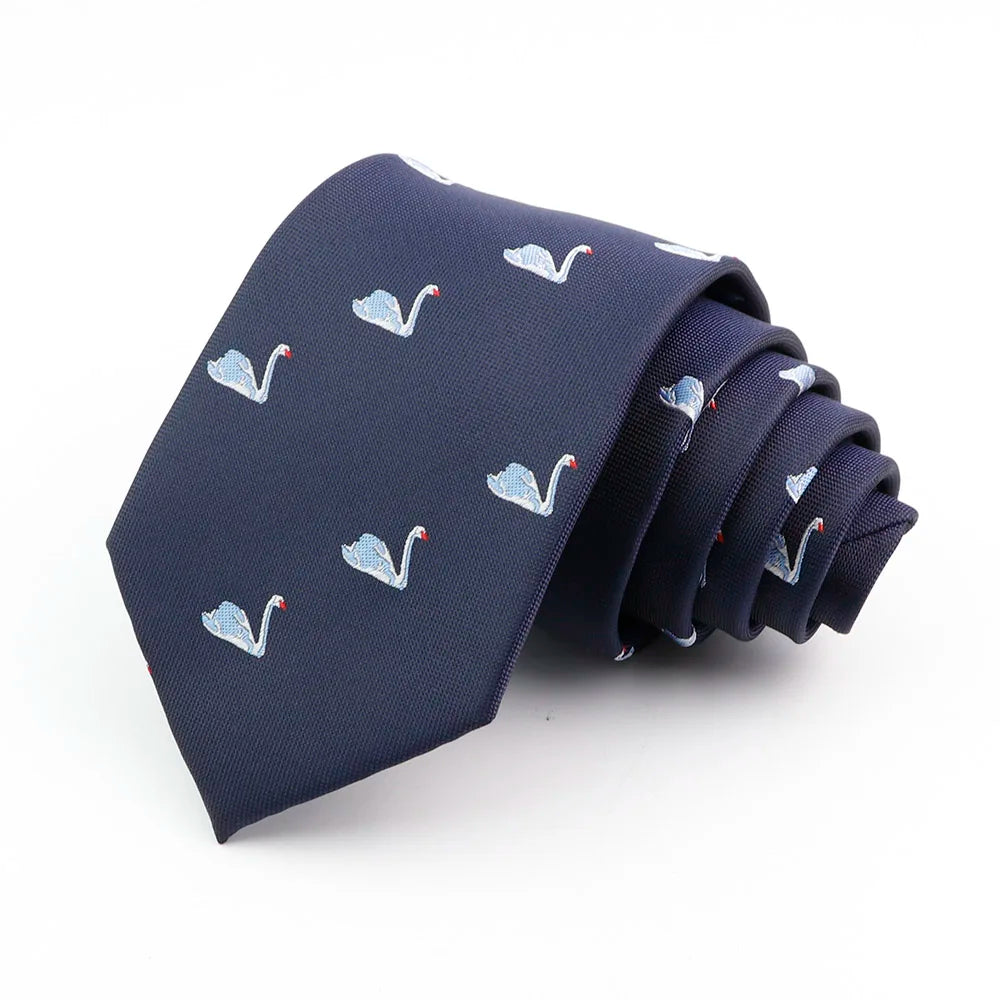Corbata de seda jacquard azul marino con pequeños patrones de cisne plateado-azul doblada