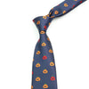 Corbata de seda jacquard azul oscuro con patrón repetitivo de calabazas talladas.