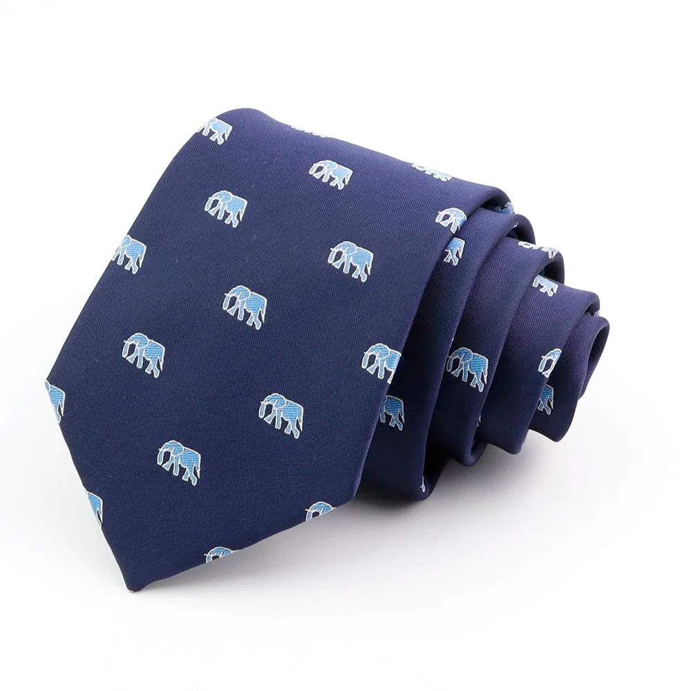 Corbata de seda jacquard azul marino con patrón repetitivo de elefantes azules claros.