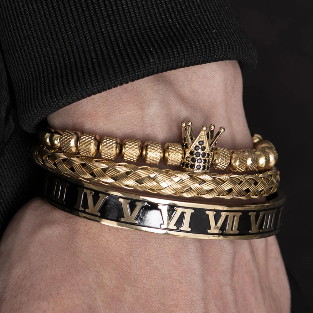 Pulseras de esmalte dorado y negro con números romanos, usadas en la muñeca.
