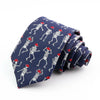 Corbata de seda jacquard azul marino con patrón repetitivo de esqueletos estilizados con sombreros rojos