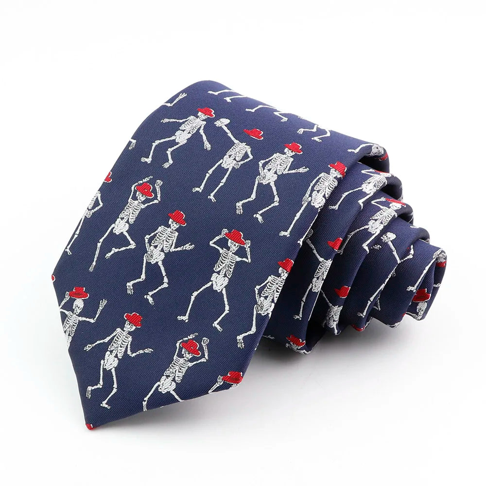 Corbata de seda jacquard azul marino con patrón repetitivo de esqueletos estilizados con sombreros rojos