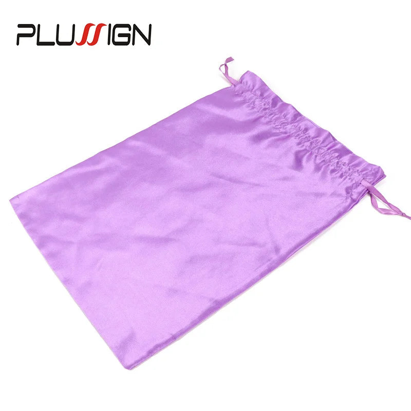 Lila Satin-Aufbewahrungstasche mit Schnurverschluss.