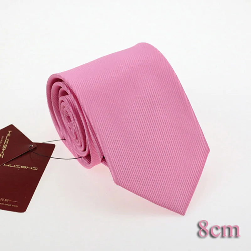 Pink gestreifter Herren-Krawattenknoten, gerollt und auf weißem Hintergrund.