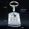 A silver stainless steel keychain featuring an engraved message in Spanish and a silhouette of a couple.