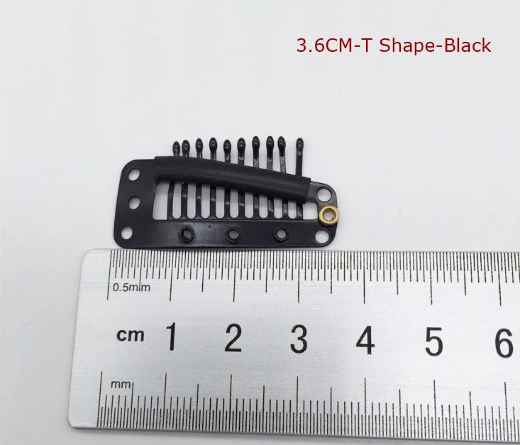 Une pince d'extension de cheveux en forme de T noire de 3,6 cm est montrée à côté d'une règle pour l'échelle.