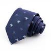 Corbata de seda jacquard azul marino para hombre con pequeños patrones en silueta dorados y plateados