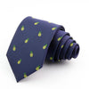 Corbata de seda jacquard azul marino con pequeños patrones de piña amarilla enrollada y doblada