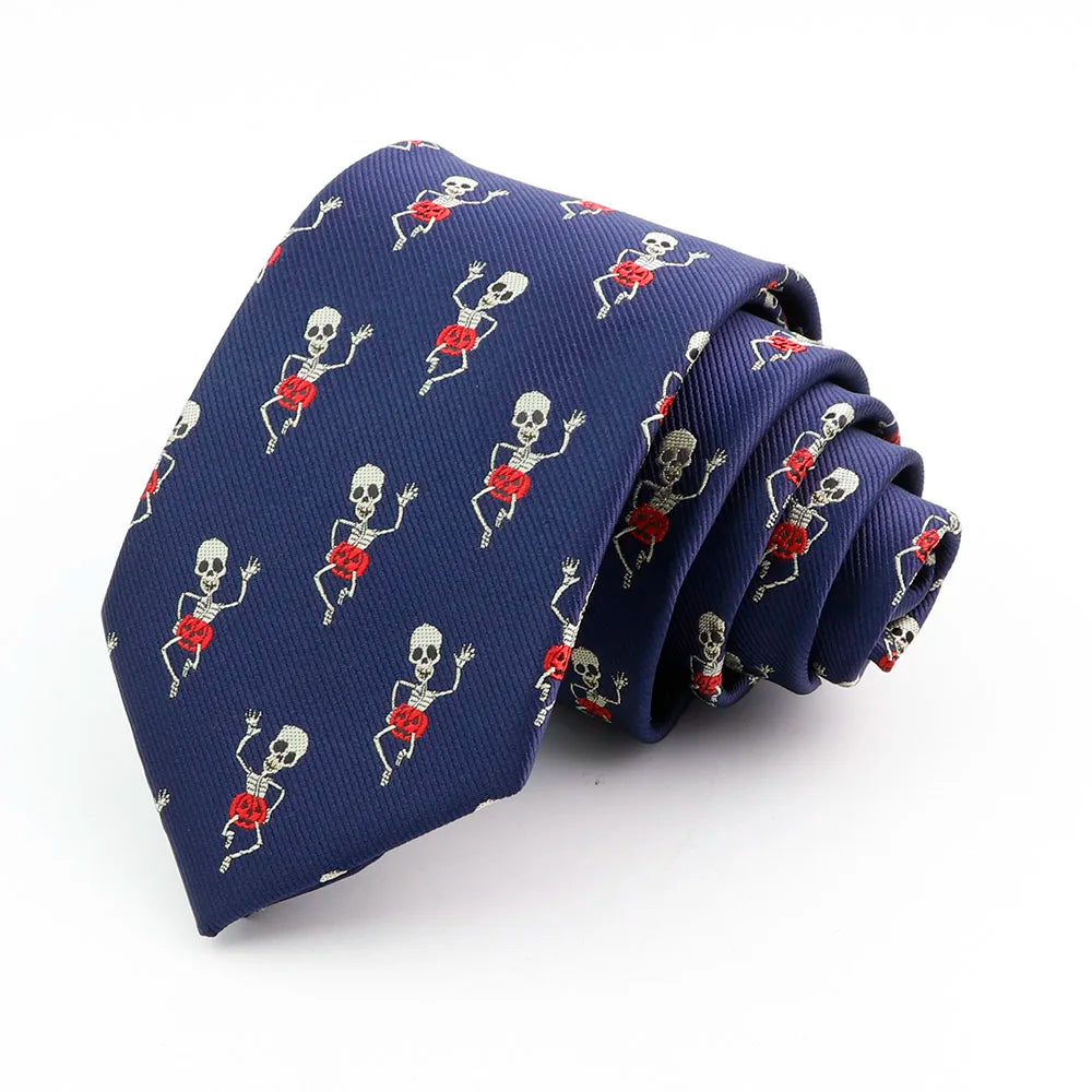 Corbata de seda jacquard azul marino con patrón repetitivo de calavera y tibias cruzadas rojas