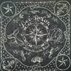 Bandana bordada en blanco y negro con diseño de calavera y tibias cruzadas rodeado de elementos decorativos.