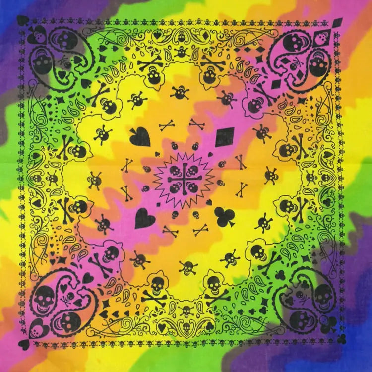 Estampado de tela colorido con un dibujo lineal detallado de calaveras y elementos decorativos sobre un fondo vibrante.