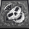 Ilustración en blanco y negro de un cráneo estampado en tela, como una bandana o pañuelo.