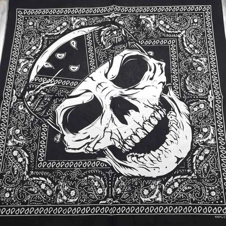 Ilustración en blanco y negro de un cráneo estampado en tela, como una bandana o pañuelo.