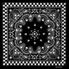 Bandana de patrón blanco y negro con calaveras y remolinos decorativos sobre fondo a cuadros