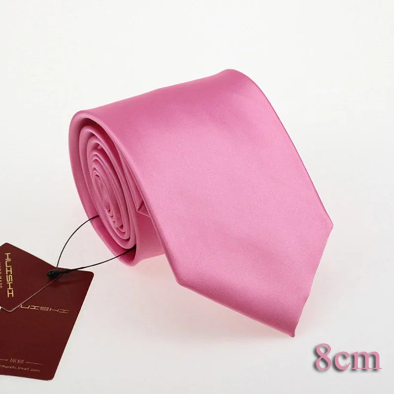 Ein gefalteter rosa Krawatten mit Streifen für Herren auf weißem Hintergrund.