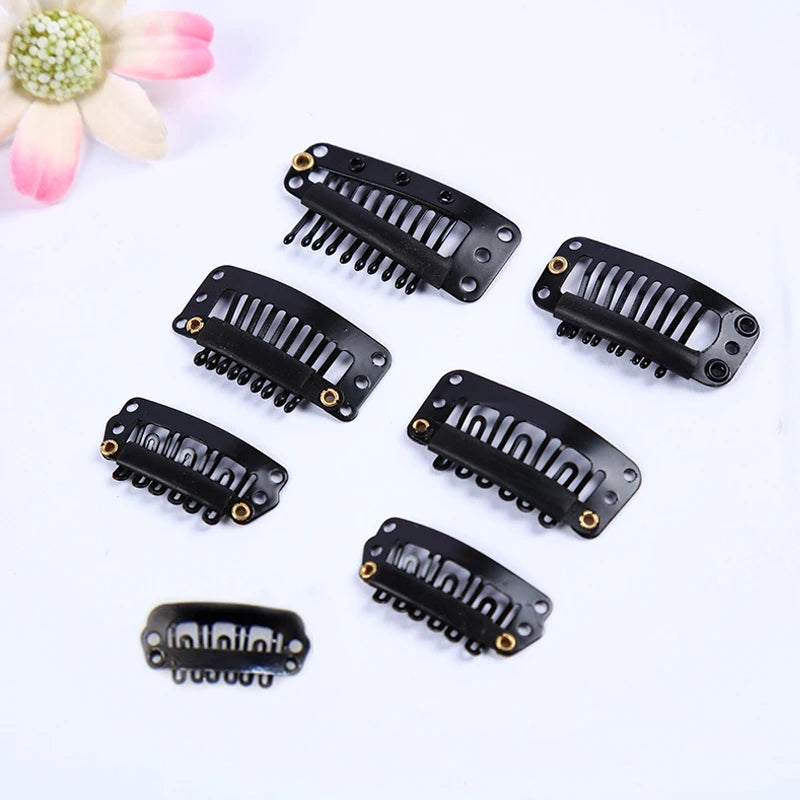 Collection de pinces d'extension de cheveux noires pour perruques, arrangées sur fond blanc.