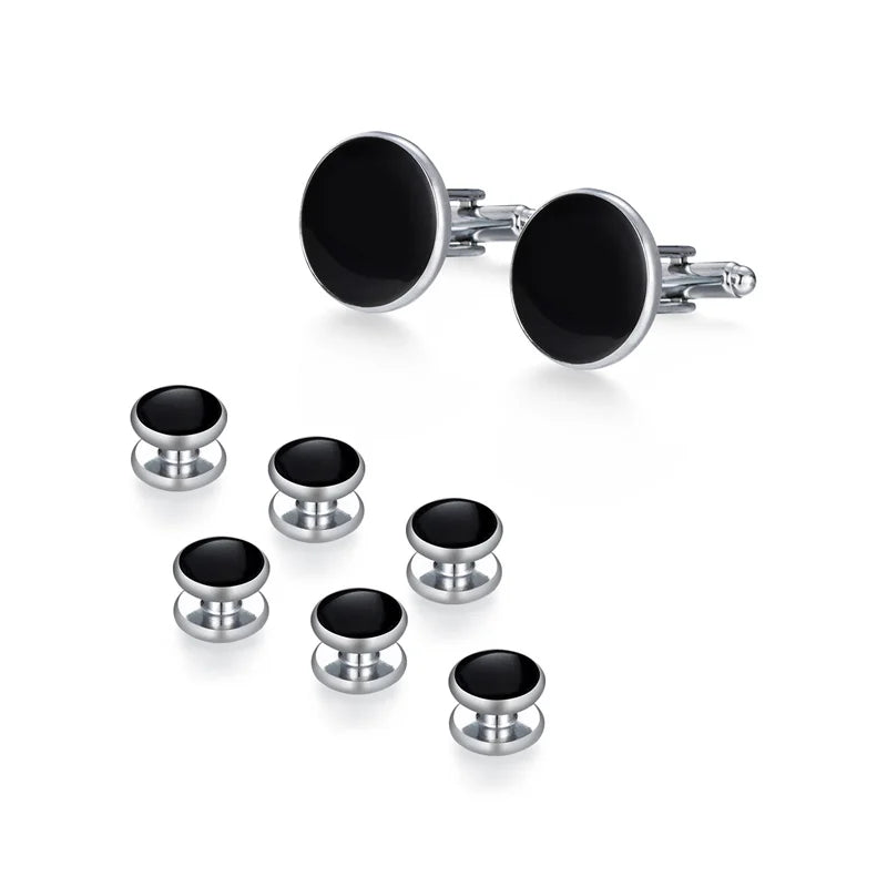 Un jeu d'enboutons de manchette et de serre-cravate élégants pour hommes, en onyx noir ou matériau sombre similaire.