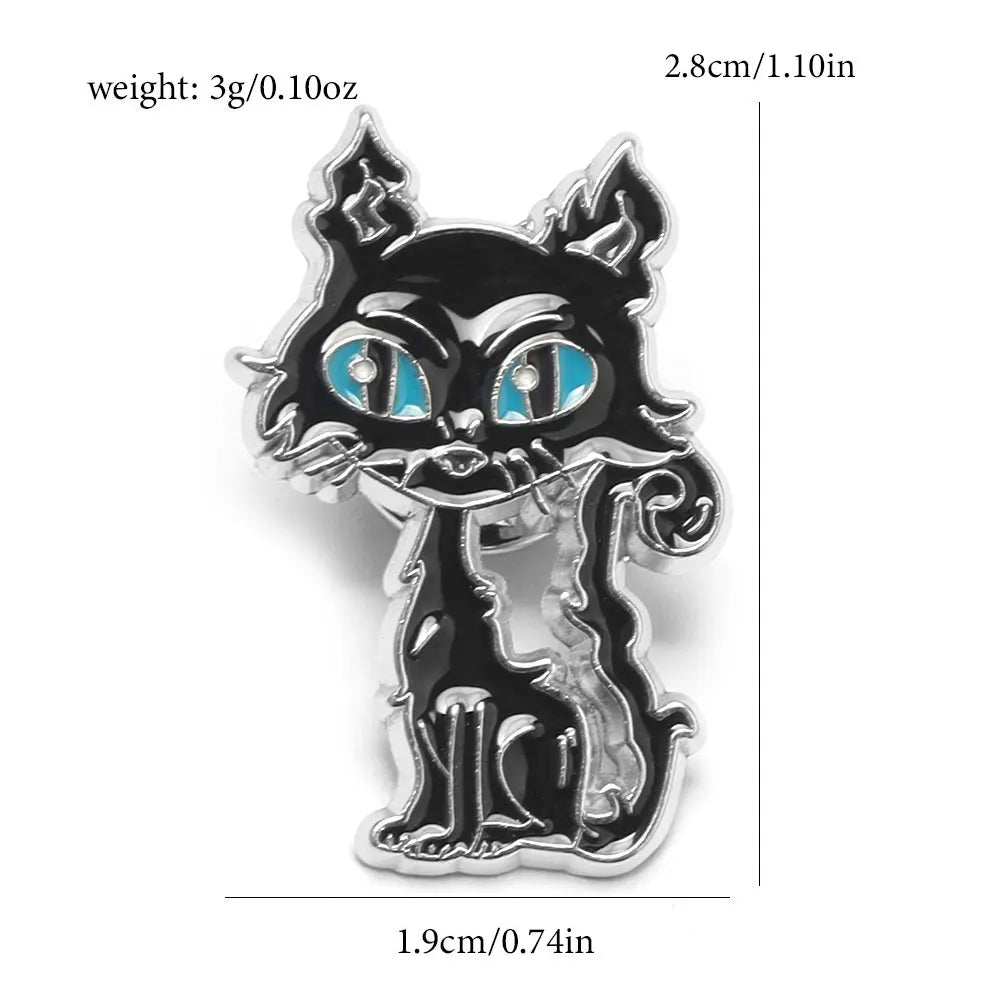Broche en émail argenté représentant un chat noir stylisé avec des yeux bleus lumineux et des détails complexes.