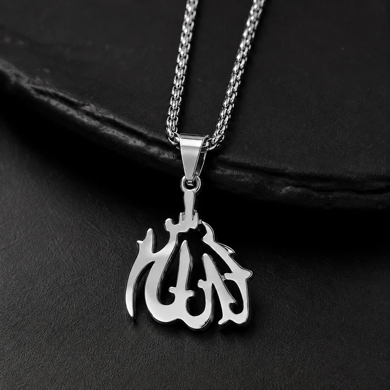 Silver pendant necklace featuring the Arabic calligraphy of Ayatul Kursi