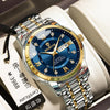 Reloj de pulsera de cuarzo para hombre plateado y dorado con esfera azul y correa negra, mostrado en una caja de color claro.