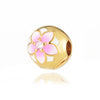 Cuenta con un adorno de oro, perla con diseño de flor rosa y una piedra central transparente