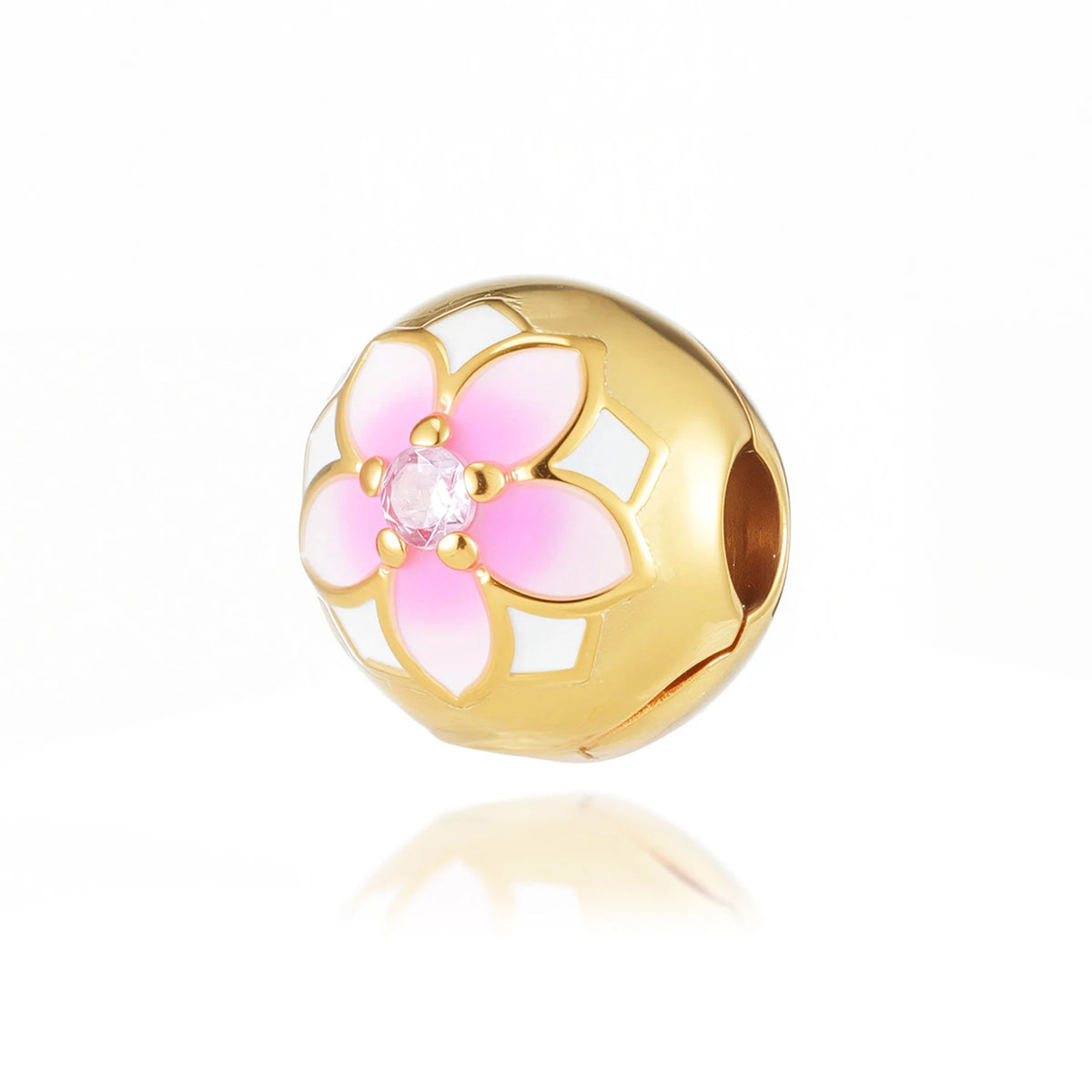 Cuenta con un adorno de oro, perla con diseño de flor rosa y una piedra central transparente