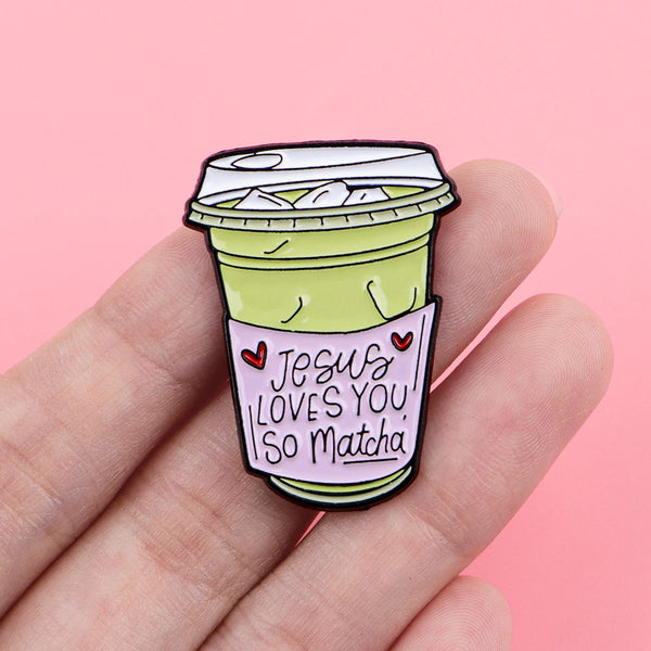Inspirierende Emaille-Anstecknadel mit grünem Matcha-Latte-Design und dem Text: Jesus liebt dich, so Matcha.