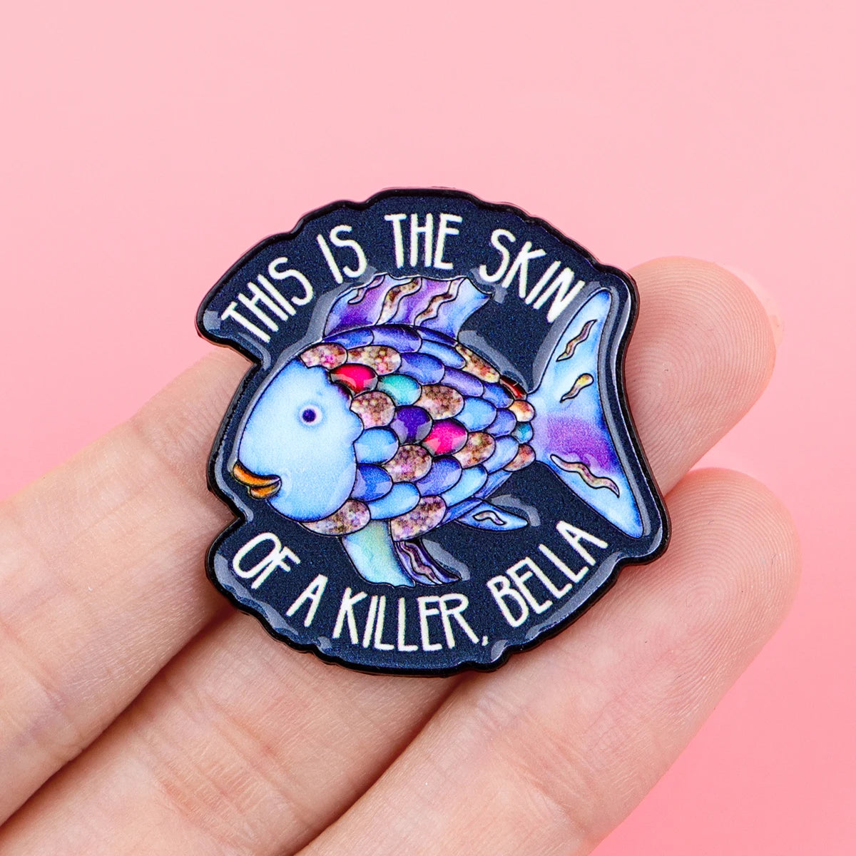 Broche émail sombre représentant un poisson stylisé à corps coloré et texturé avec le texte : This is the skin of a killer Be