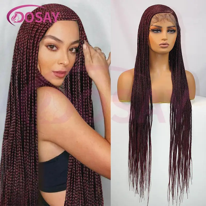 Una modelo muestra una peluca trenzada de encaje burdeos con cabello largo y liso.