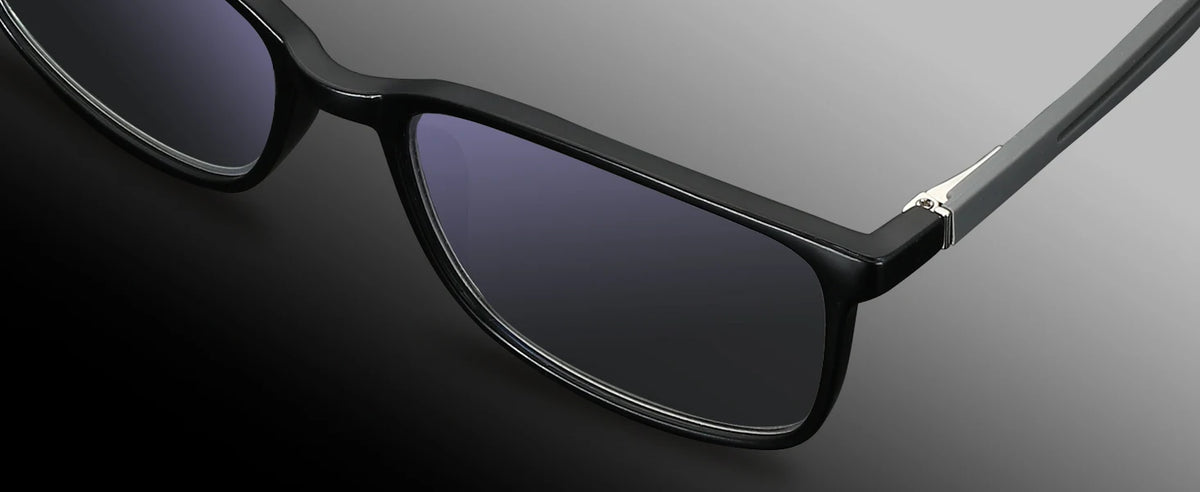Paire de lunettes de lecture noires carrées anti-lumière bleue vues de dessus.