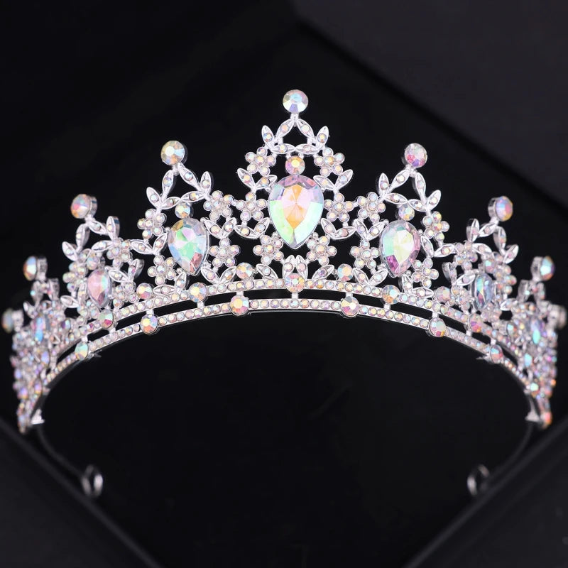 Un ensemble de diadème et couronne en cristal argenté scintillant.