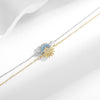 Nahaufnahme von verstellbaren Sonne-und-Mond-Paar-Armbändern mit Silber- und Goldketten sowie Edelstein-Anhängern.