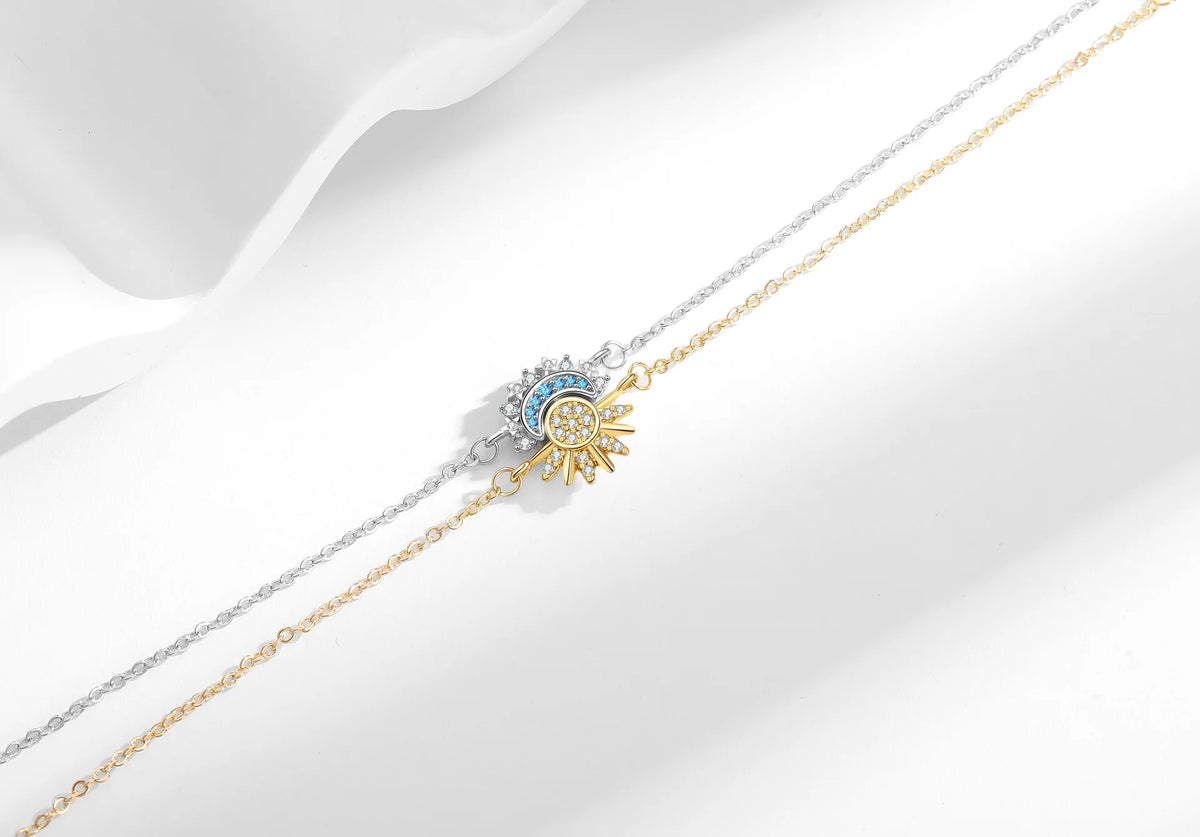 Nahaufnahme von verstellbaren Sonne-und-Mond-Paar-Armbändern mit Silber- und Goldketten sowie Edelstein-Anhängern.