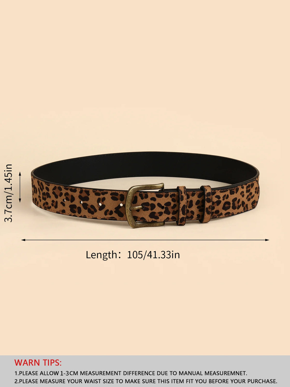 Ceinture en cuir noir à motif léopard, vue à plat sur fond beige.