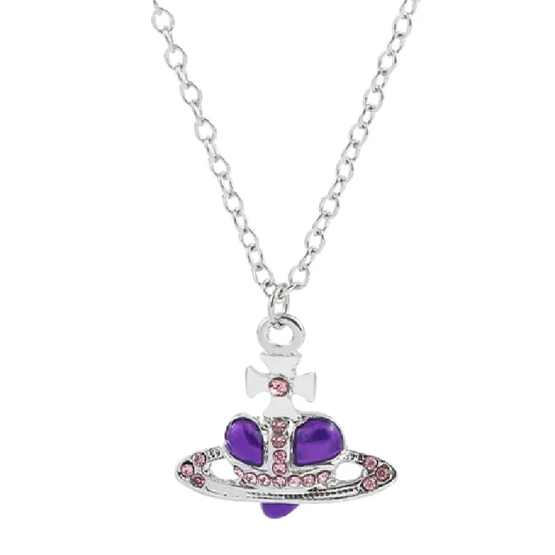 Silberkette mit Vintage-Saturn-Anhänger aus violetten Steinen und Diamantverzierung.