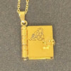 Goldene Anhängerkette mit graviertem Herzdesign und Kette.