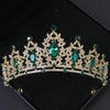 Couronne de diadème en cristal doré avec des gemmes vertes émeraude et un travail de filigrane complexe.
