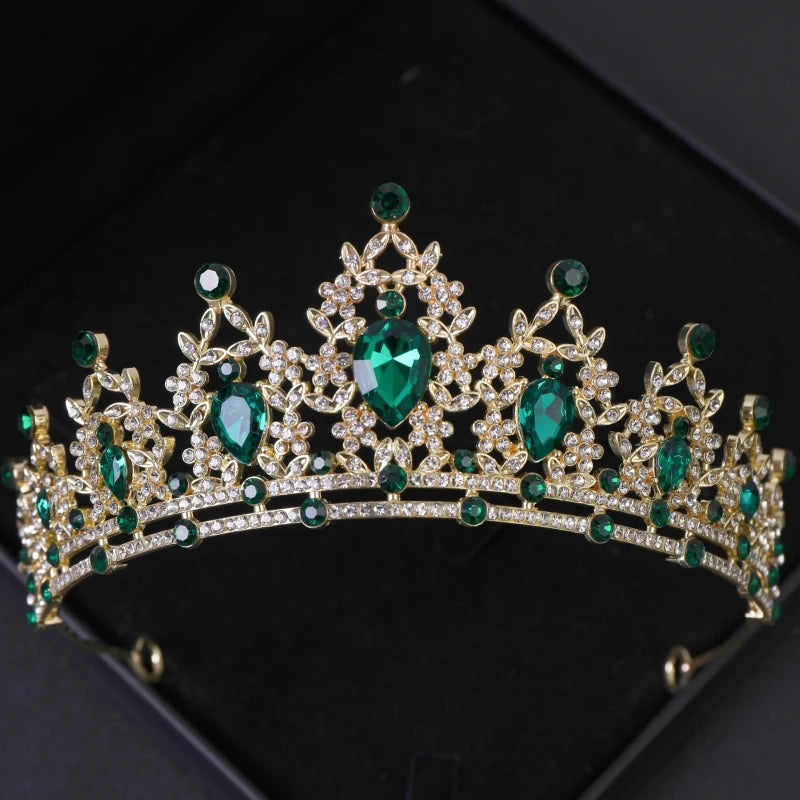 Couronne de diadème en cristal doré avec des gemmes vertes émeraude et un travail de filigrane complexe.