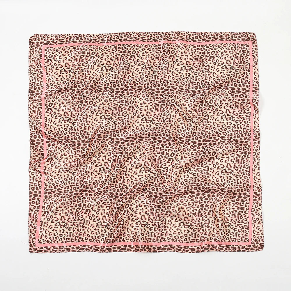 Quadratisches Leopardenmuster-Satin-Seidenstoff mit rosa Rand
