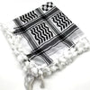 Pañuelo de algodón a cuadros (plaid) con patrones geométricos en blanco y negro y flecos blancos.
