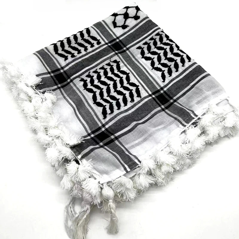 Pañuelo de algodón a cuadros (plaid) con patrones geométricos en blanco y negro y flecos blancos.