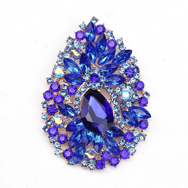 Broche florale en cristal élégante avec des gemmes bleues et violettes.