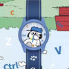 Nahaufnahme einer Smartwatch-Ansicht mit Snoopy in blauer Mütze und weißem Fell sowie verschiedenen Symbolen und Text