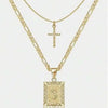 Collier pendentif de couleur or avec une lettre S et un motif croix.
