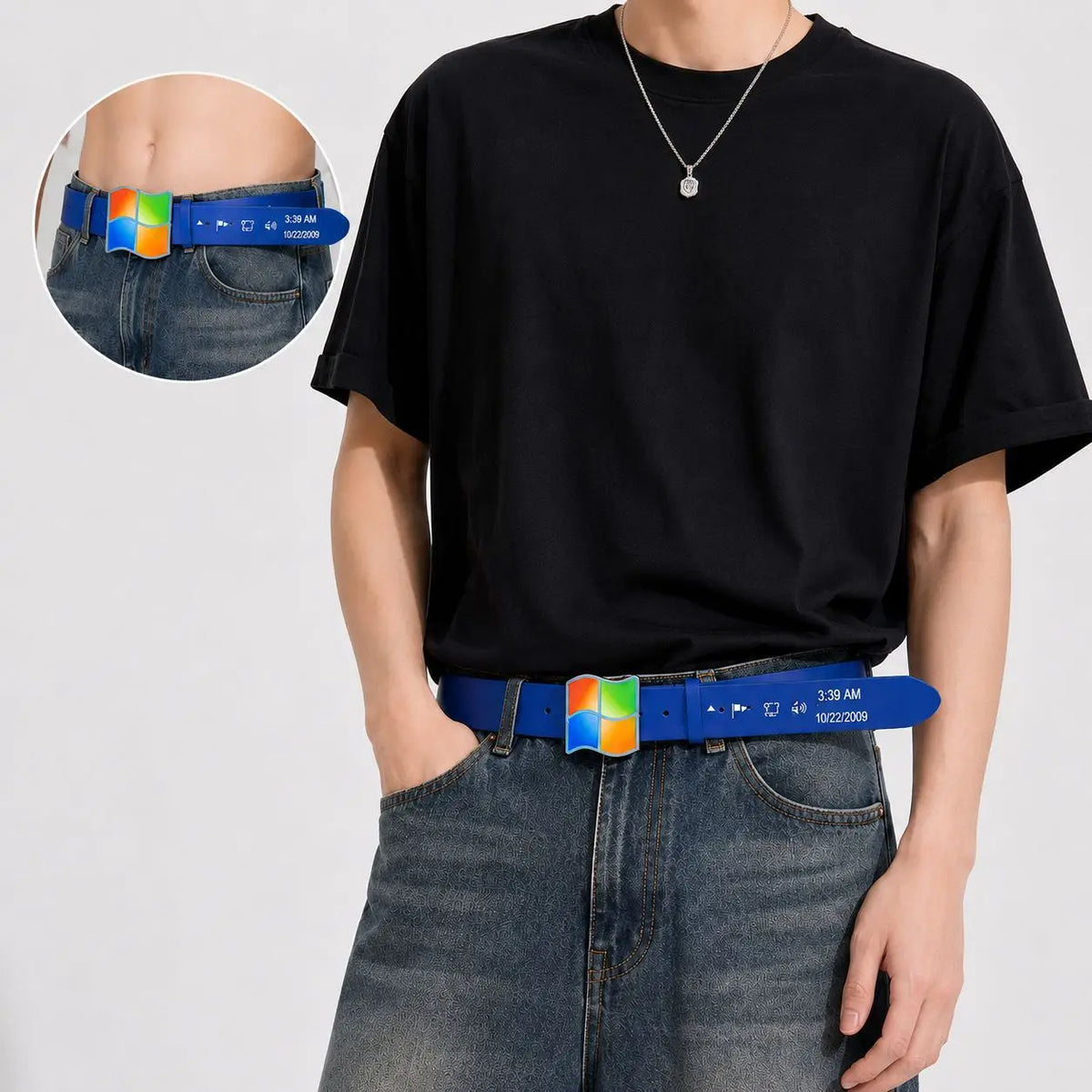 Una persona lleva un cinturón de computadora con estampado azul, diseño amarillo y verde, sobre jeans oscuros de mezclilla.