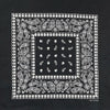 Tela negra con intrincado patrón blanco de calaveras y arabescos decorativos.