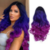 Nahaufnahme einer Frau, die eine 26-Zoll-Ombré-Bodywave-Perücke in leuchtenden Violett- und Magentatönen zeigt.