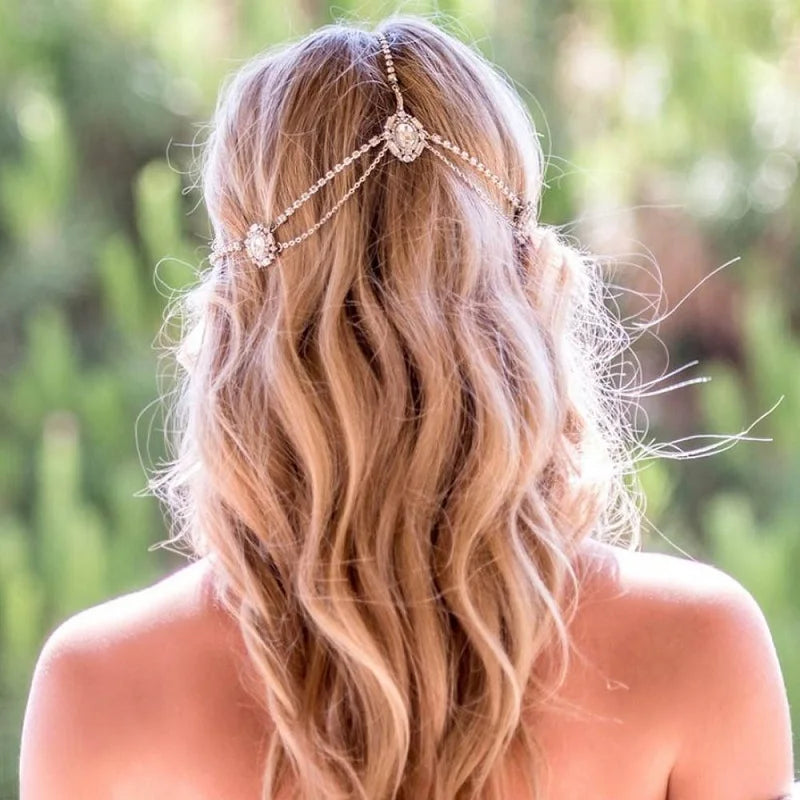 Eine Frau mit langen blonden Haaren, die eine mehrschichtige Kristallfransen-Haarschmuck-Kopfschmuck trägt.