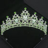 Couronne de cheveux en cristal vert scintillant avec détails complexes et accents de gemmes.
